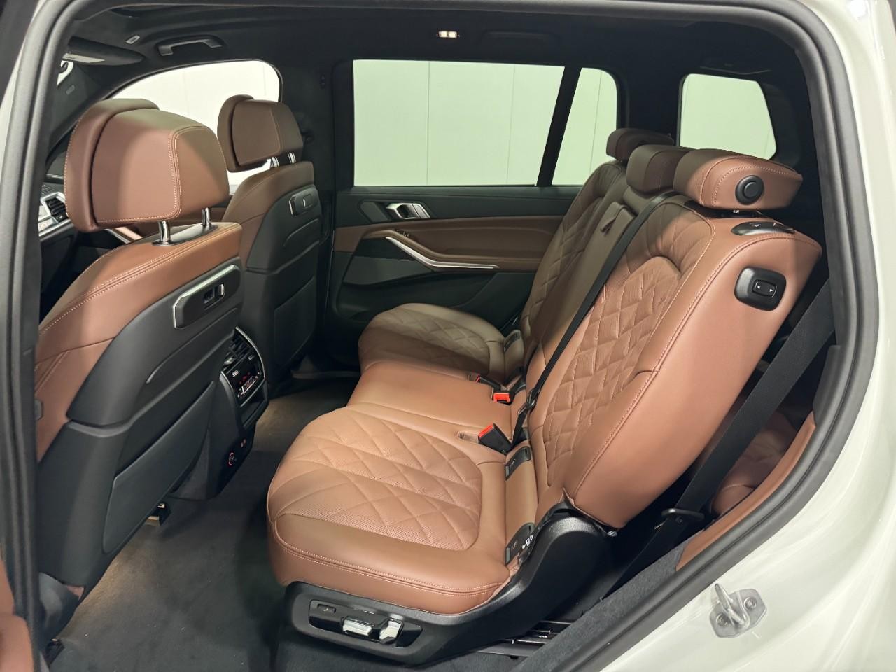 BMW X7 Vehicle Full-screen Gallery Image 9