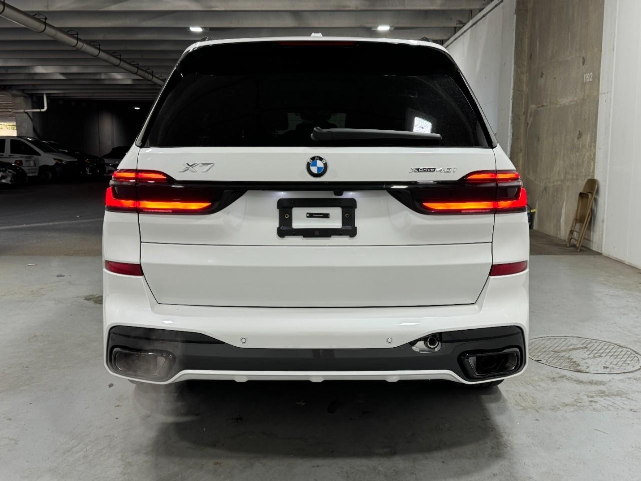 BMW X7 Vehicle Full-screen Gallery Image 10