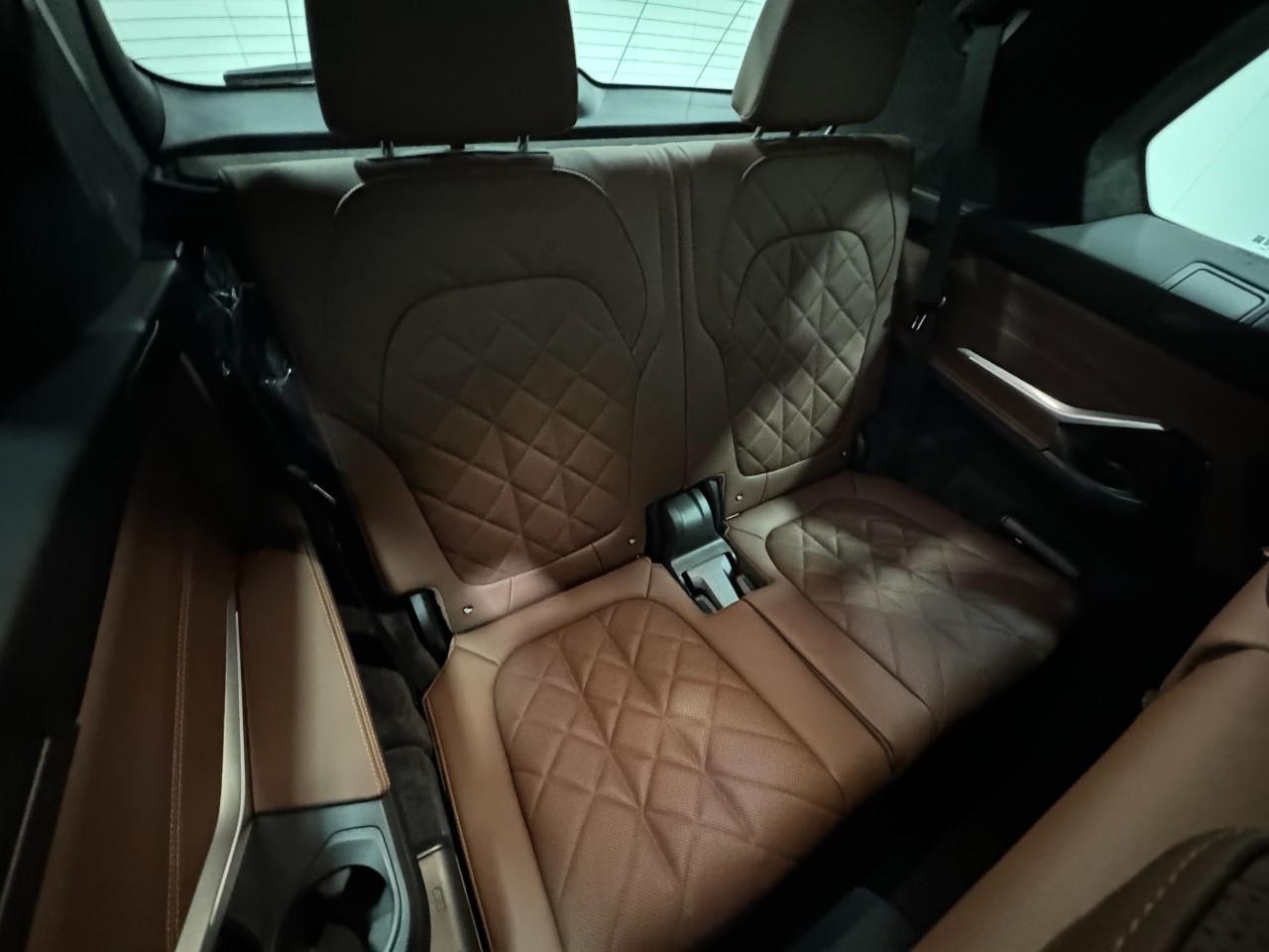 BMW X7 Vehicle Full-screen Gallery Image 11