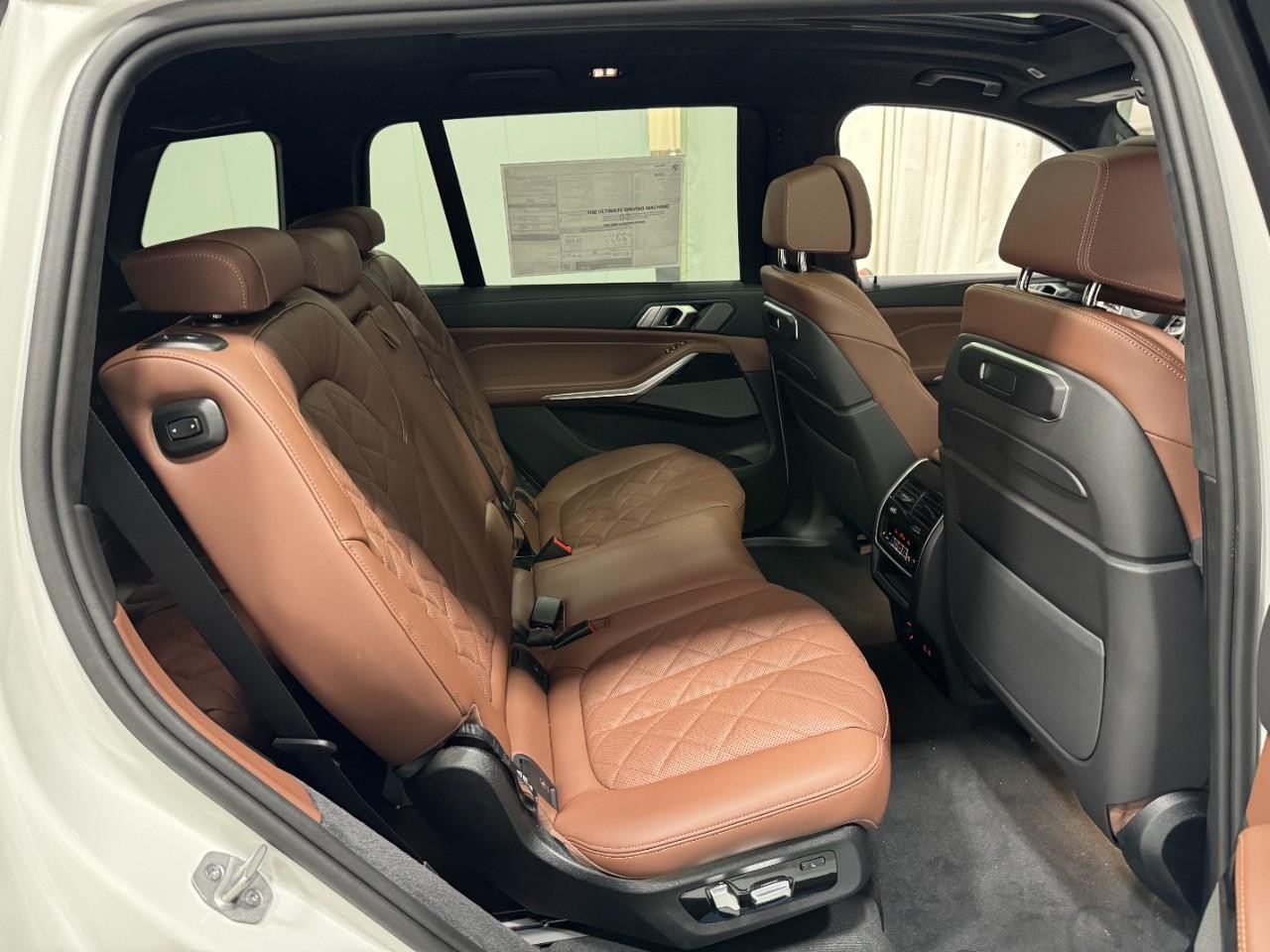 BMW X7 Vehicle Full-screen Gallery Image 12