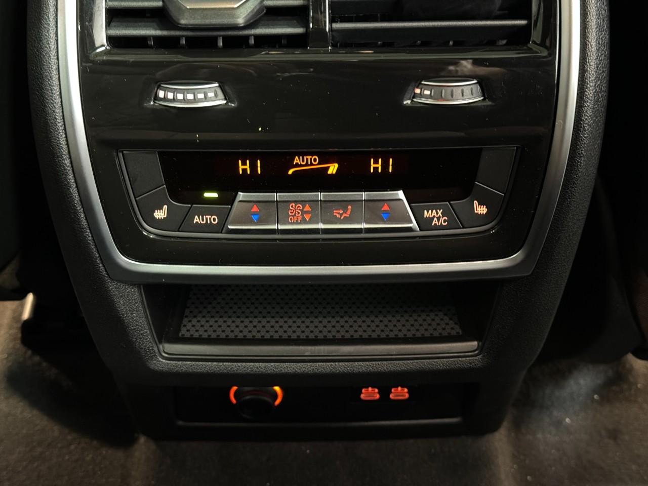 BMW X7 Vehicle Full-screen Gallery Image 13