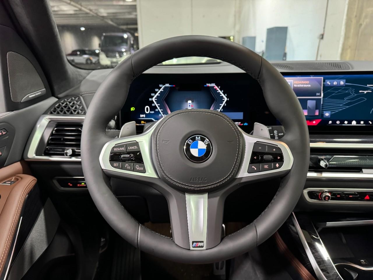 BMW X7 Vehicle Full-screen Gallery Image 16