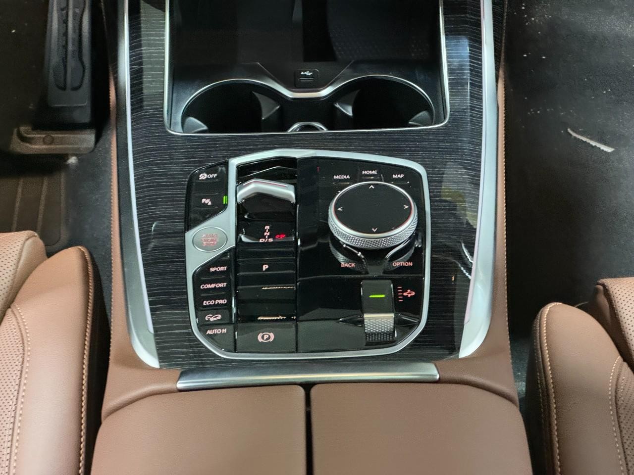 BMW X7 Vehicle Full-screen Gallery Image 18