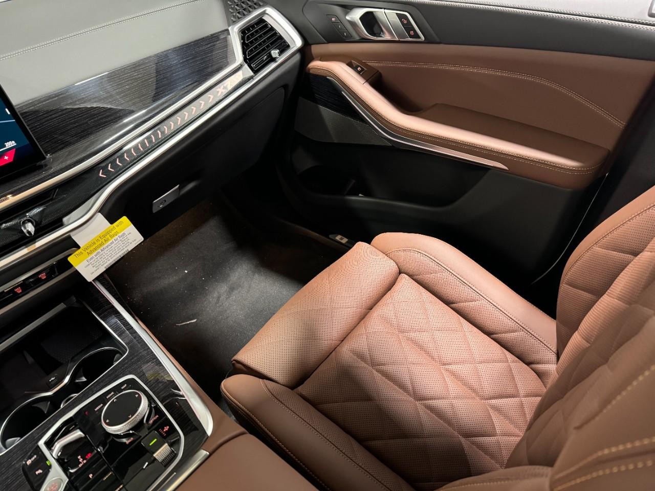 BMW X7 Vehicle Full-screen Gallery Image 19