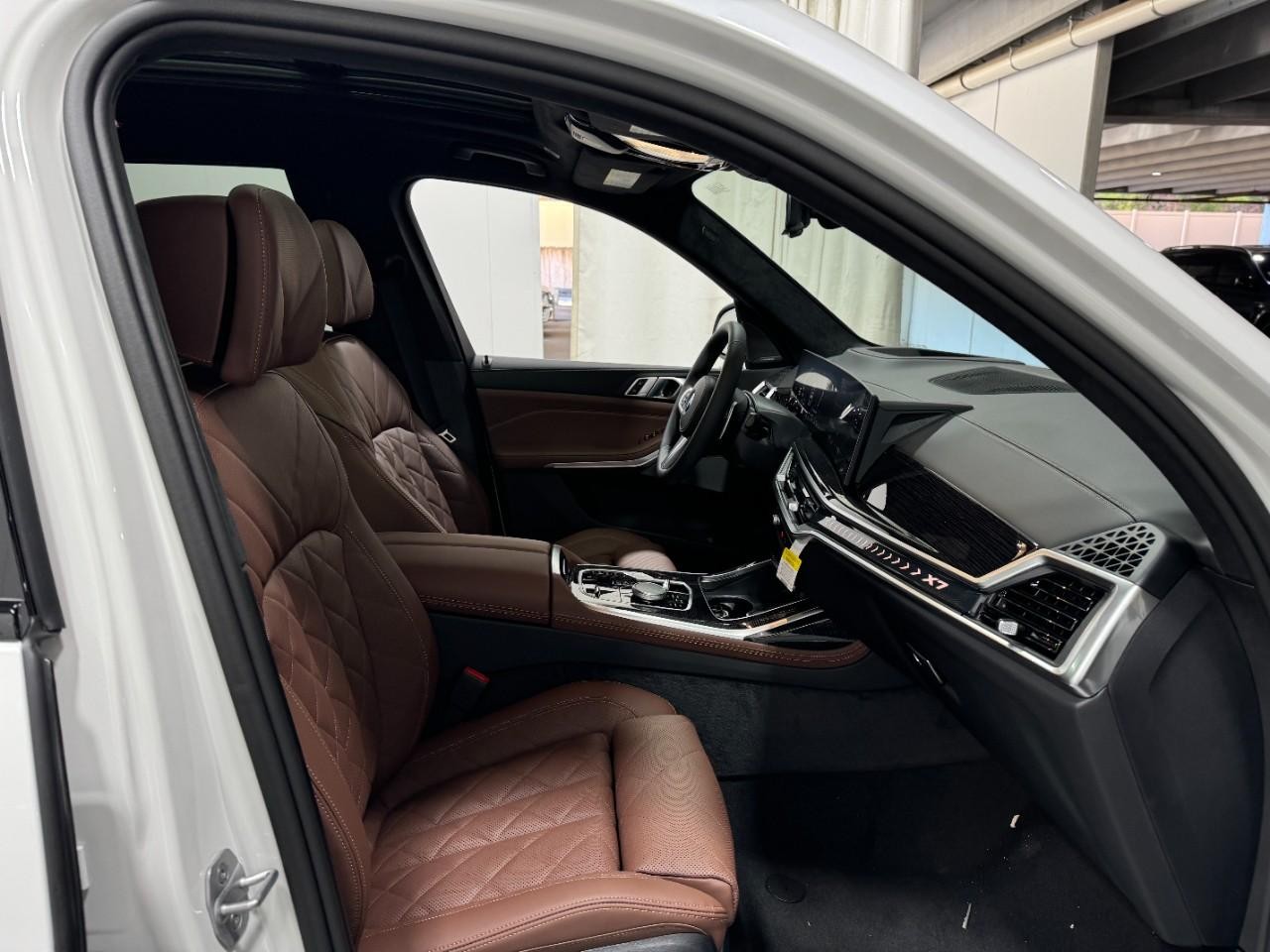 BMW X7 Vehicle Full-screen Gallery Image 20