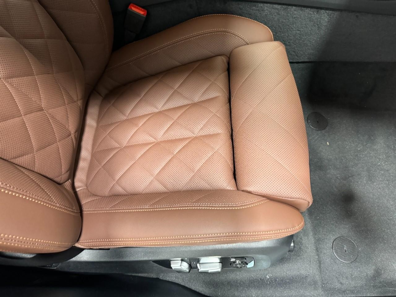 BMW X7 Vehicle Full-screen Gallery Image 21