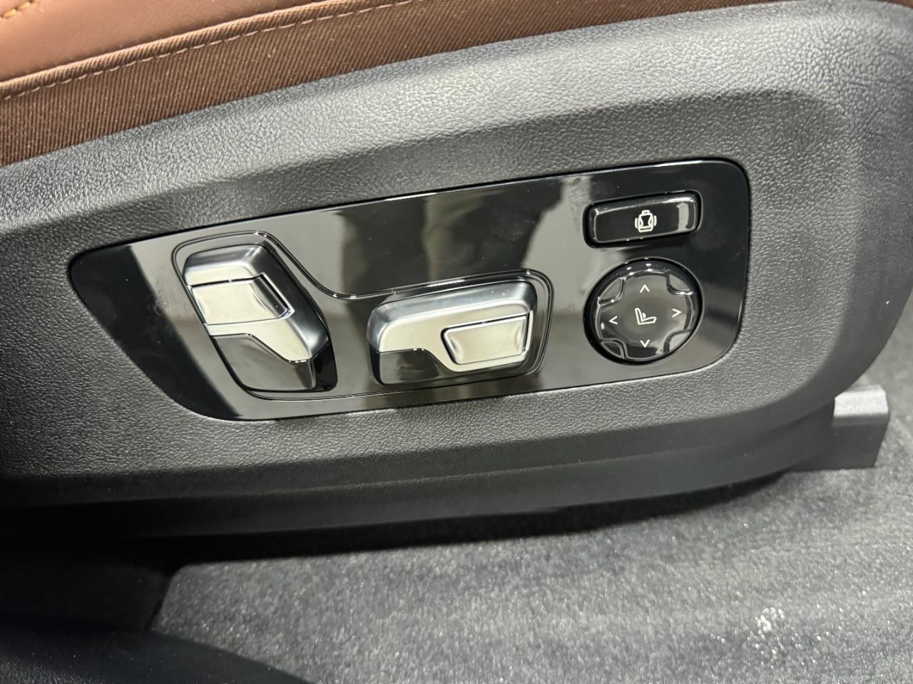 BMW X7 Vehicle Full-screen Gallery Image 22