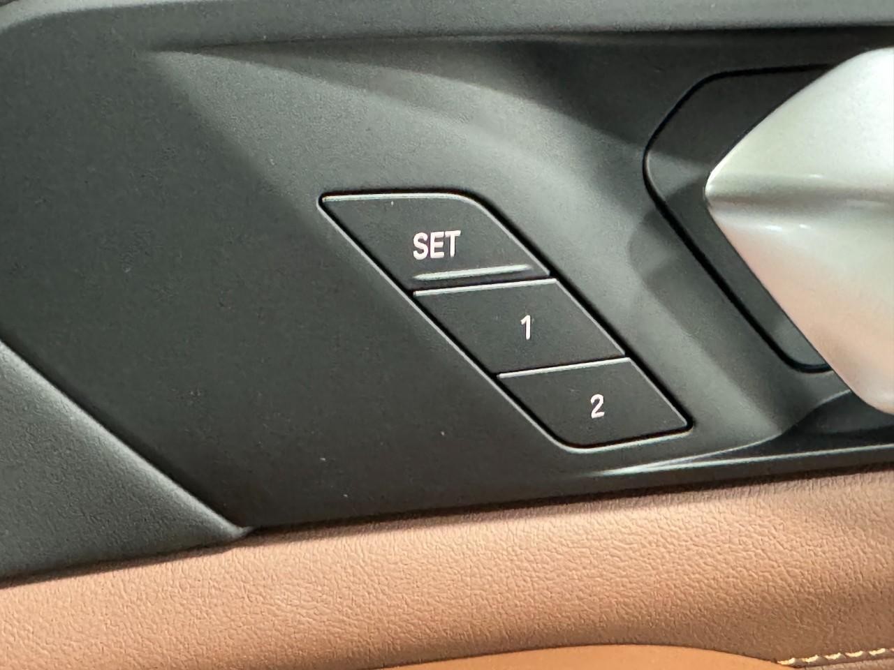 BMW X7 Vehicle Full-screen Gallery Image 23