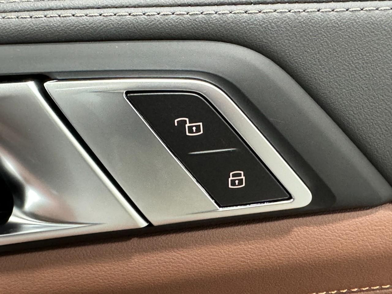 BMW X7 Vehicle Full-screen Gallery Image 24