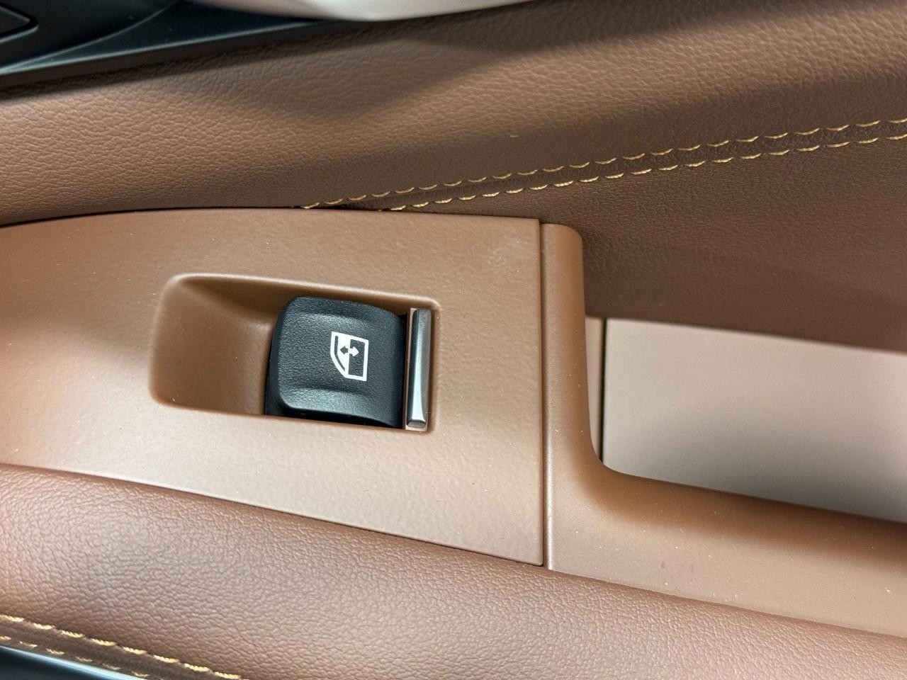 BMW X7 Vehicle Full-screen Gallery Image 25