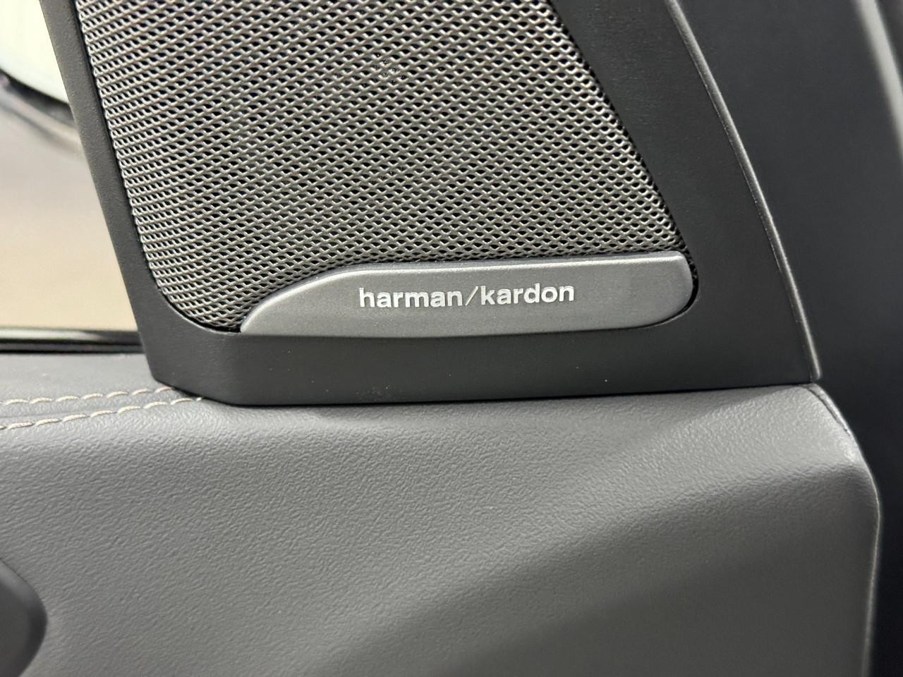 BMW X7 Vehicle Full-screen Gallery Image 26