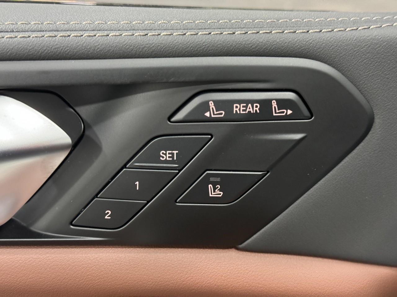 BMW X7 Vehicle Full-screen Gallery Image 27