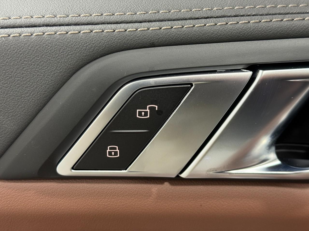 BMW X7 Vehicle Full-screen Gallery Image 28