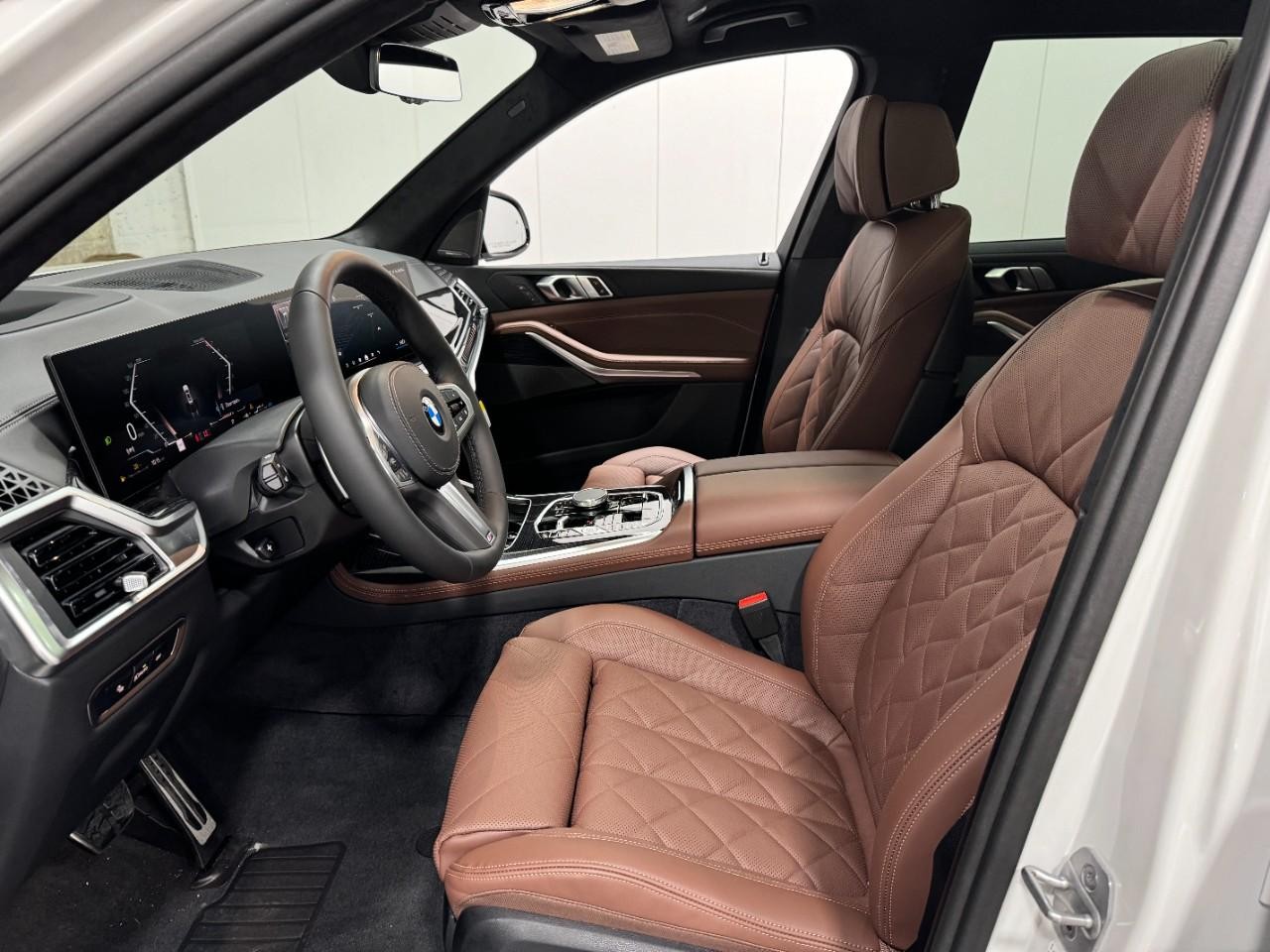 BMW X7 Vehicle Full-screen Gallery Image 30