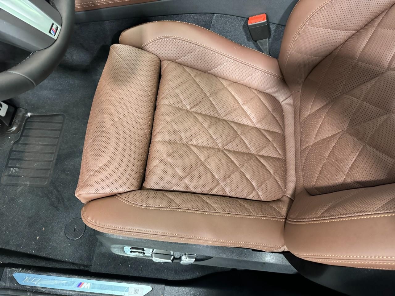 BMW X7 Vehicle Full-screen Gallery Image 31