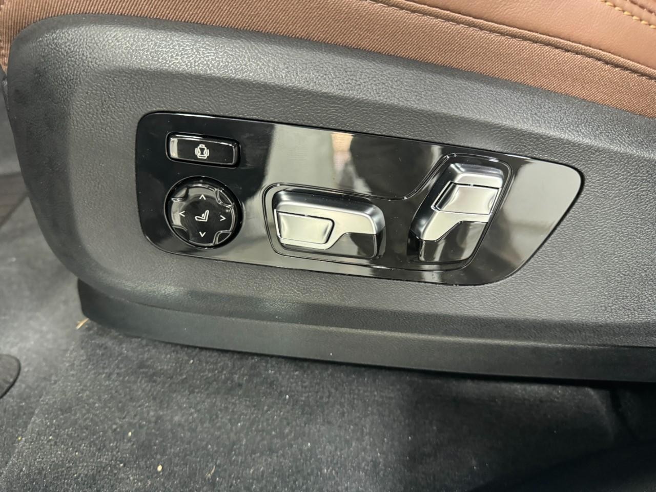 BMW X7 Vehicle Full-screen Gallery Image 32