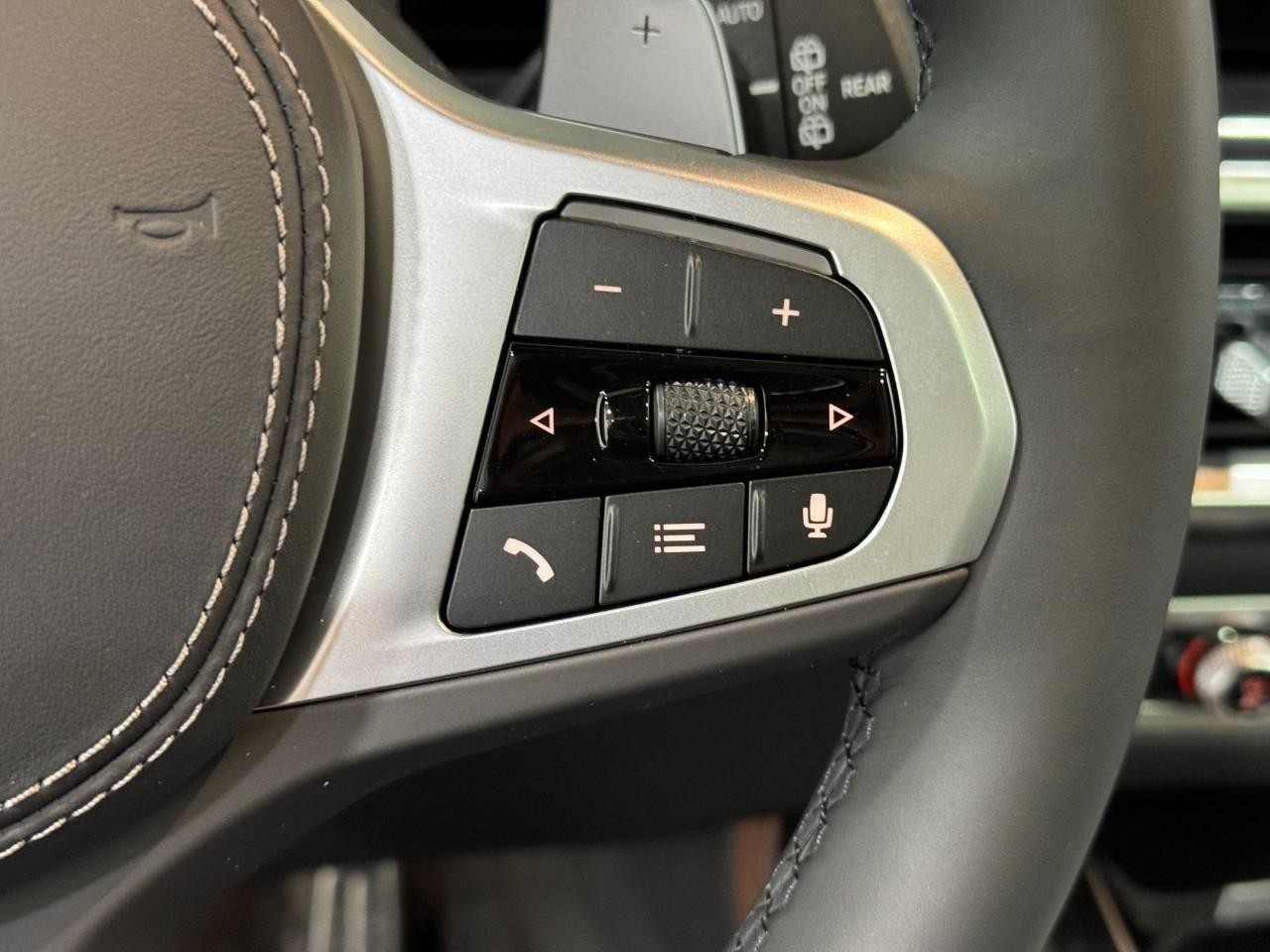 BMW X7 Vehicle Full-screen Gallery Image 35