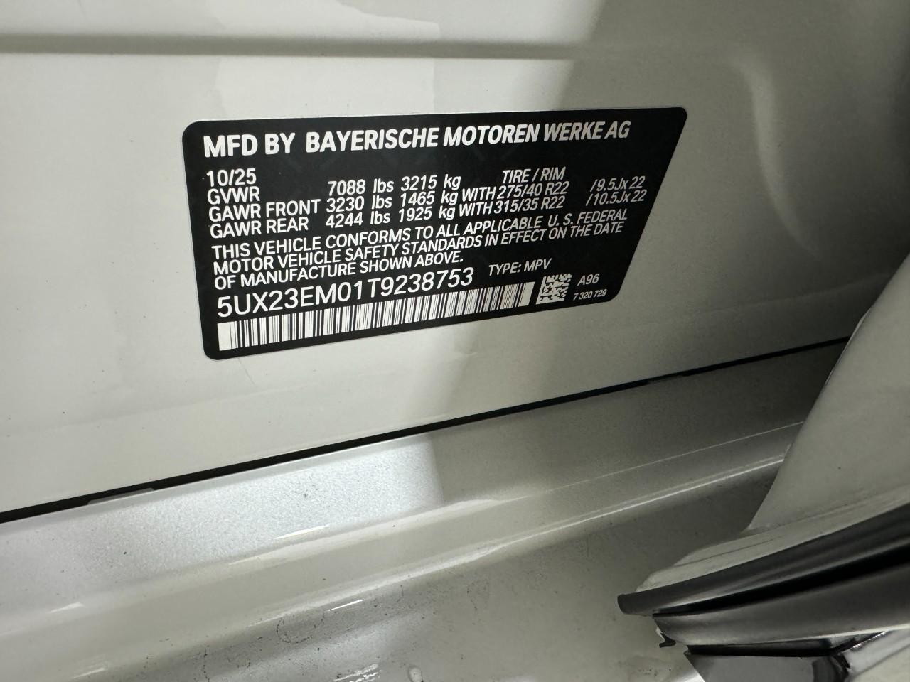 BMW X7 Vehicle Full-screen Gallery Image 38