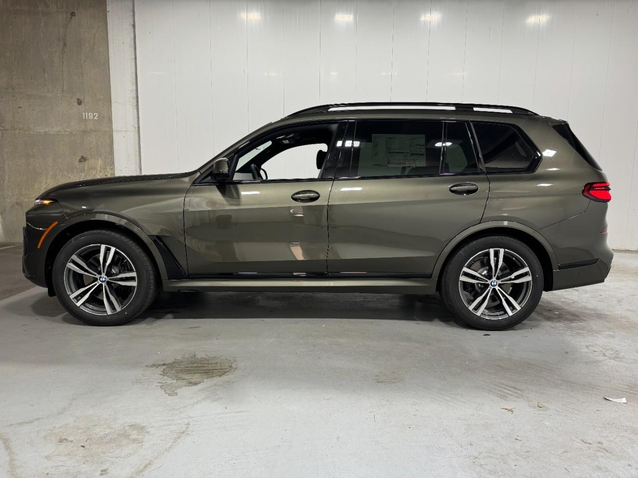 BMW X7 Vehicle Full-screen Gallery Image 2