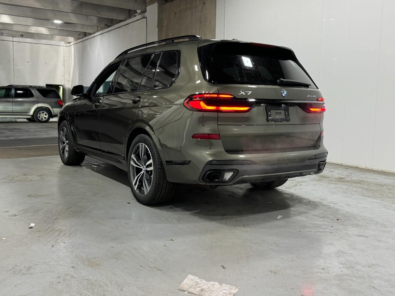 BMW X7 Vehicle Full-screen Gallery Image 3