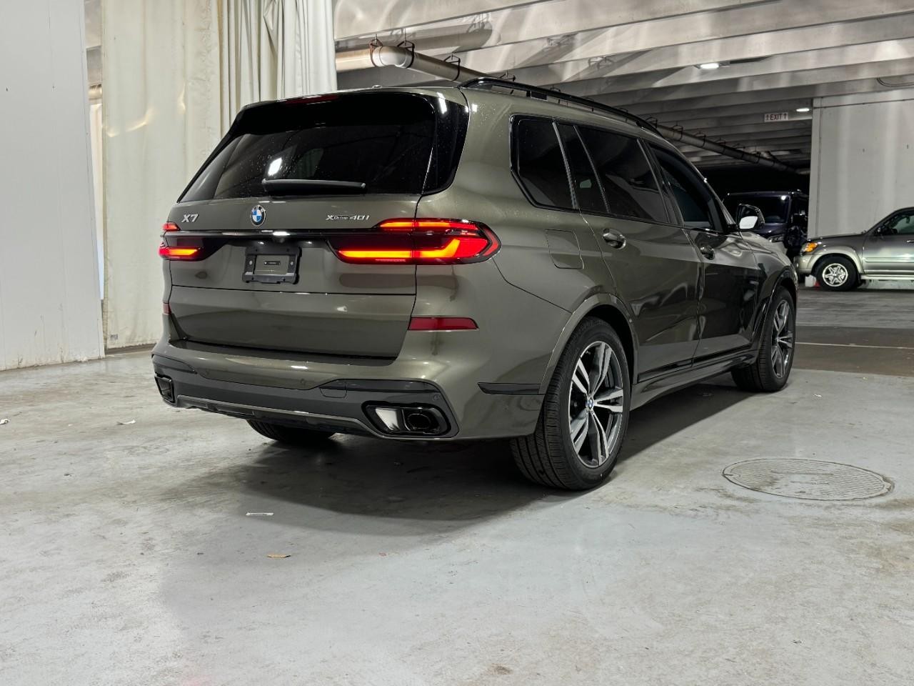 BMW X7 Vehicle Full-screen Gallery Image 4