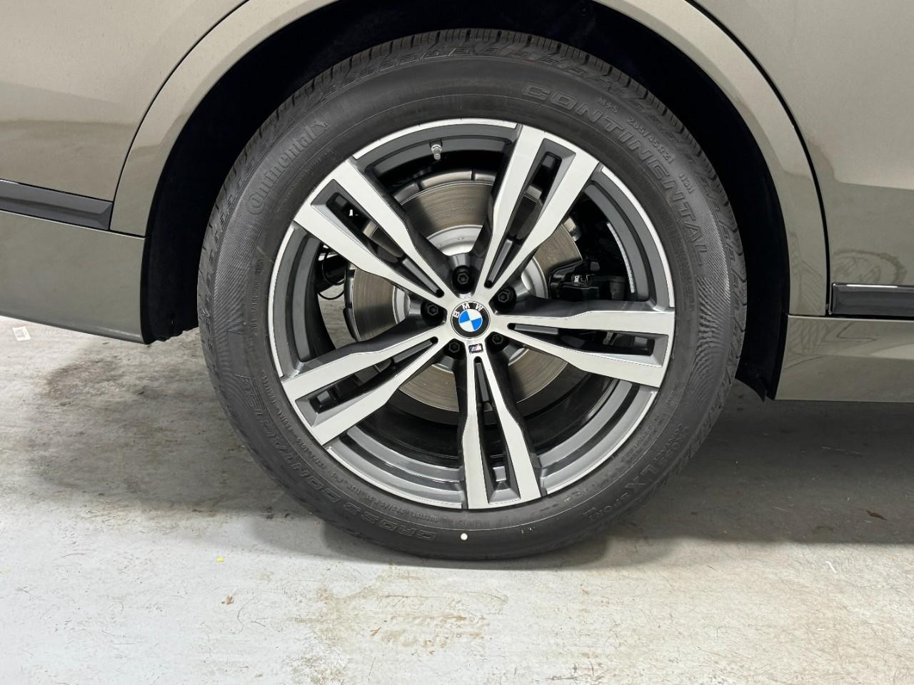 BMW X7 Vehicle Full-screen Gallery Image 5