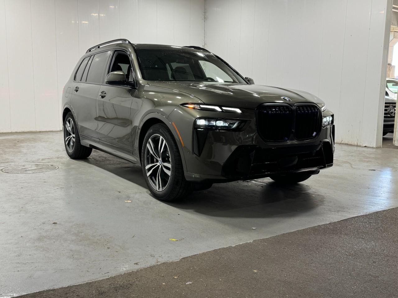 BMW X7 Vehicle Full-screen Gallery Image 6