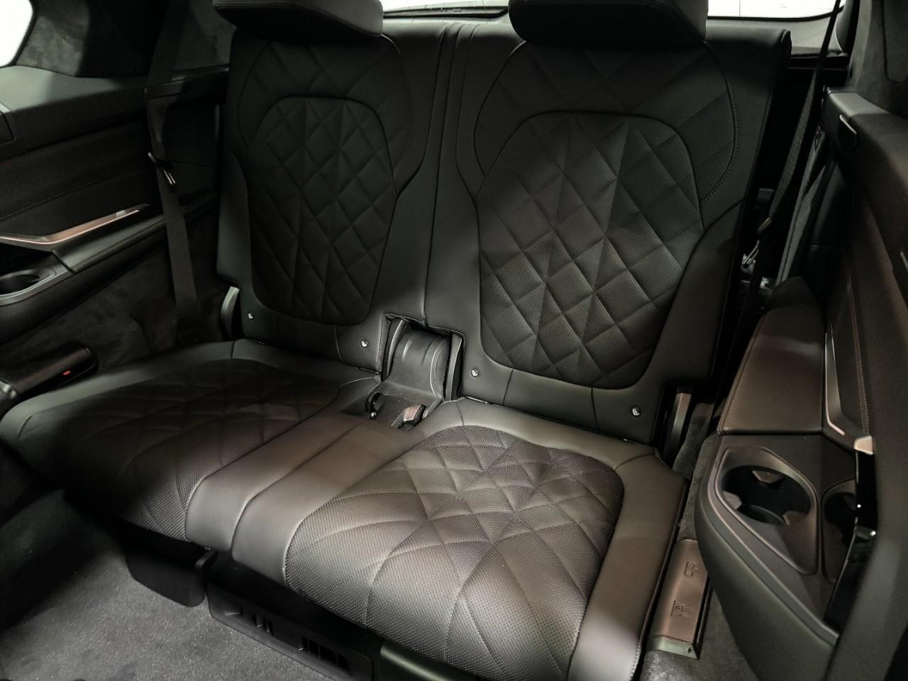 BMW X7 Vehicle Full-screen Gallery Image 8
