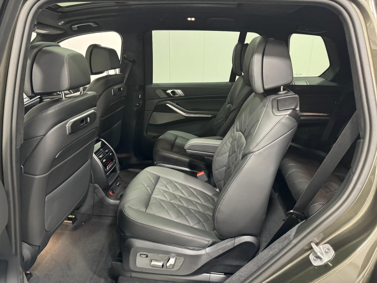 BMW X7 Vehicle Full-screen Gallery Image 9