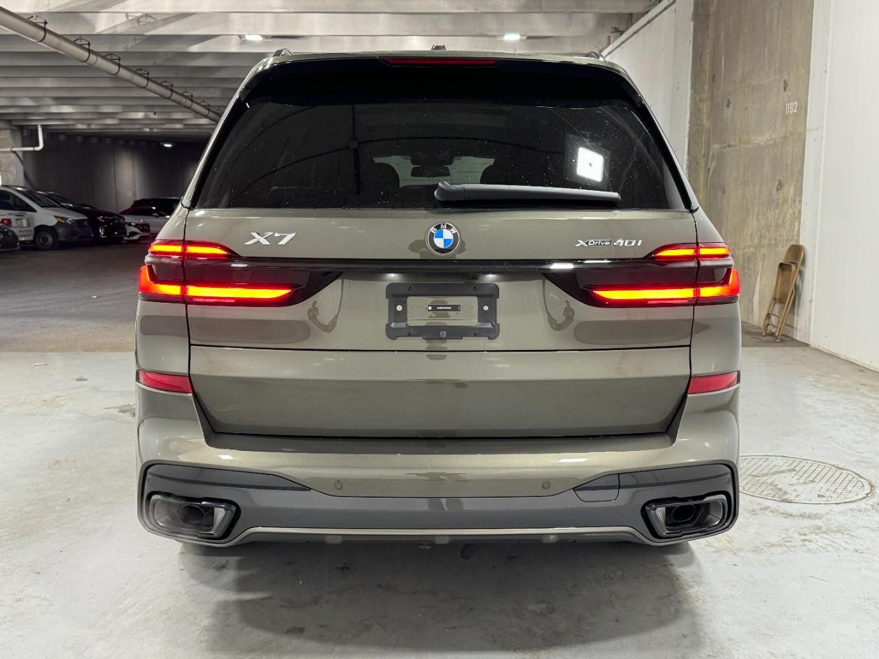 BMW X7 Vehicle Full-screen Gallery Image 10