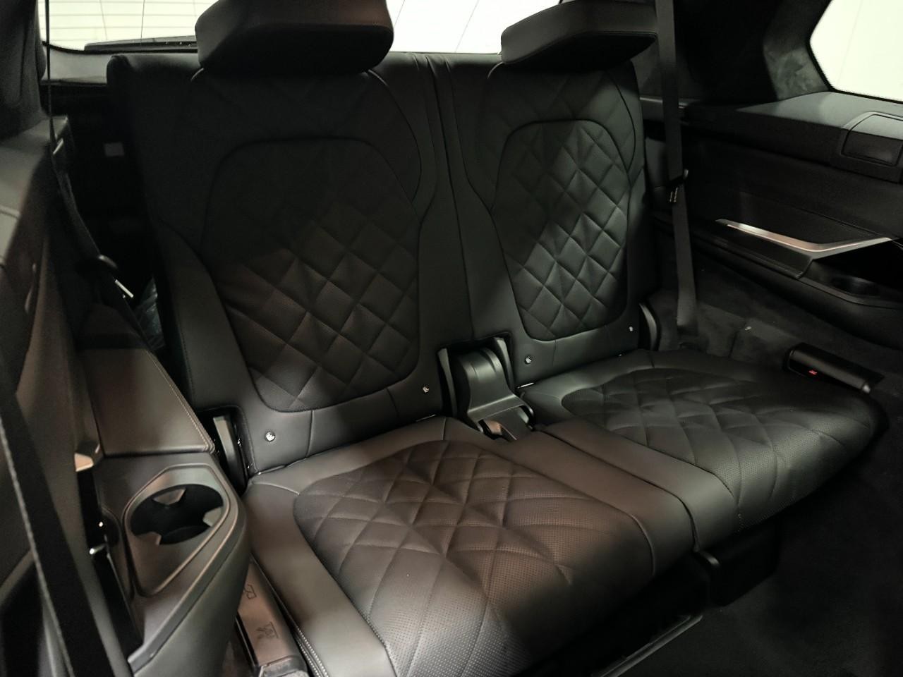 BMW X7 Vehicle Full-screen Gallery Image 11