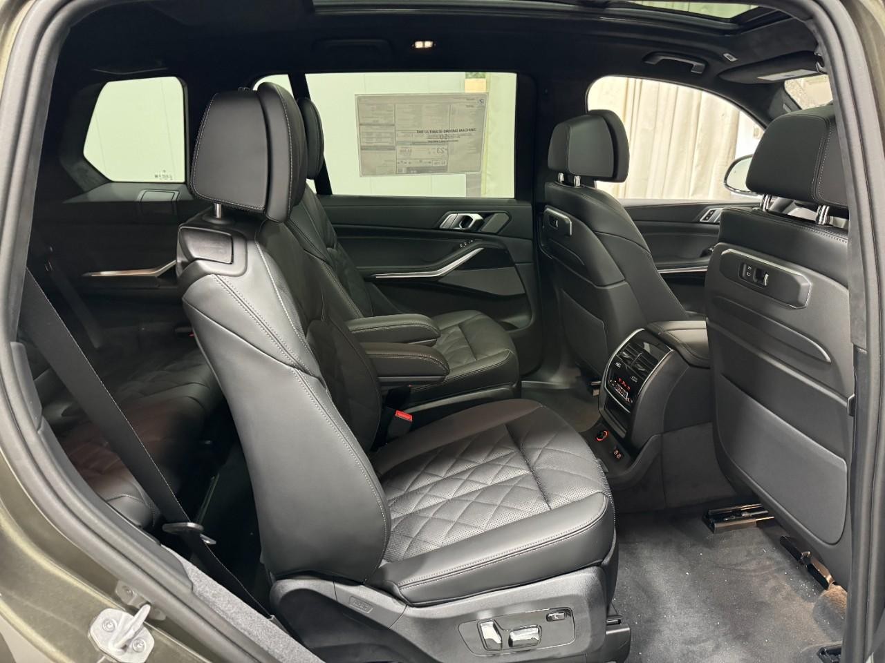 BMW X7 Vehicle Full-screen Gallery Image 12