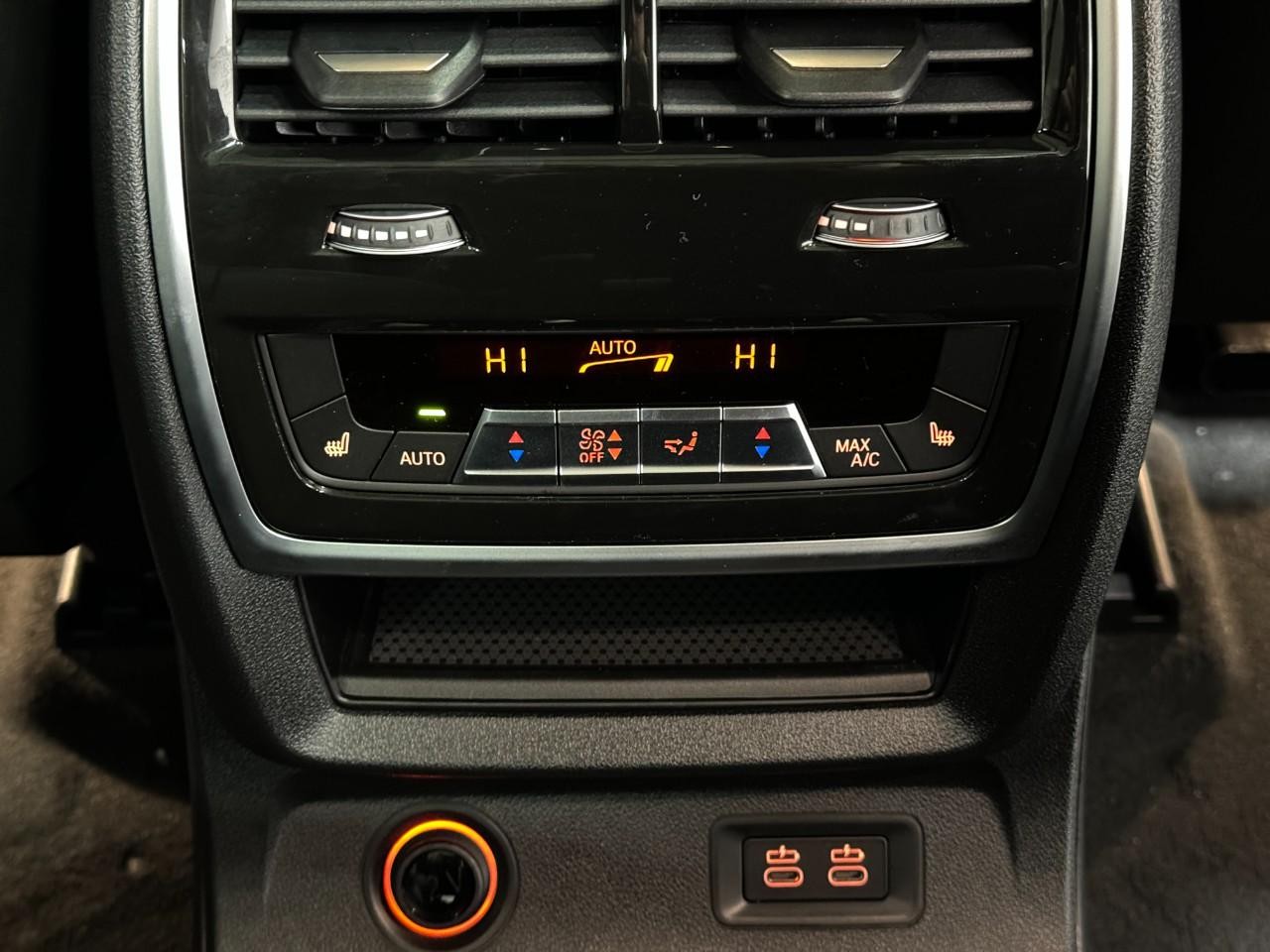 BMW X7 Vehicle Full-screen Gallery Image 13