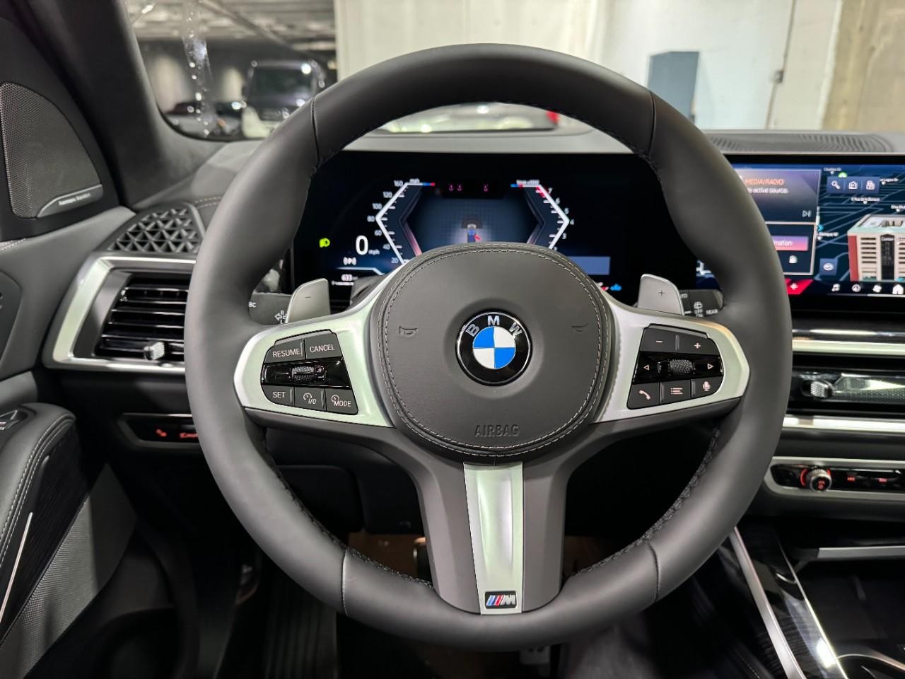 BMW X7 Vehicle Full-screen Gallery Image 16