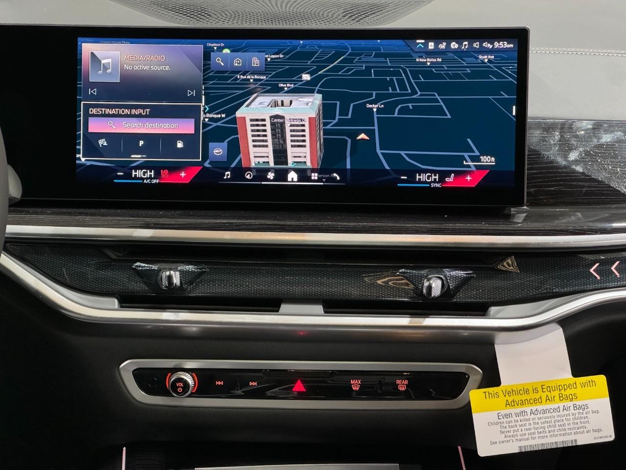 BMW X7 Vehicle Full-screen Gallery Image 17