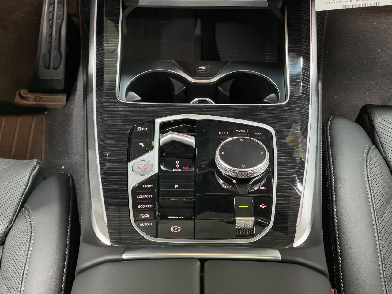 BMW X7 Vehicle Full-screen Gallery Image 18