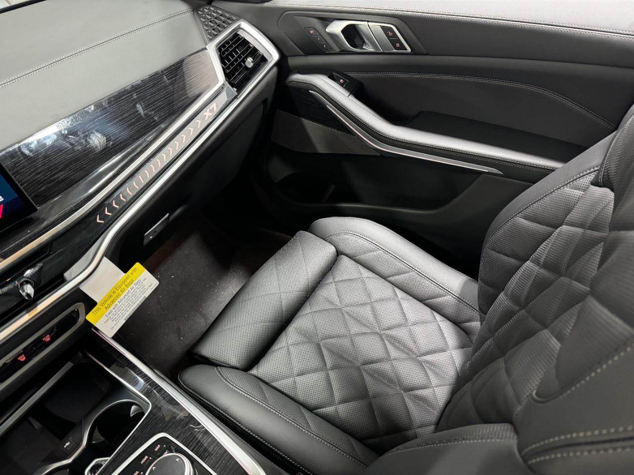 BMW X7 Vehicle Full-screen Gallery Image 19