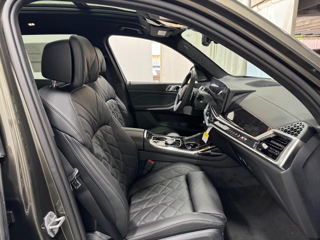 BMW X7 Vehicle Full-screen Gallery Image 20