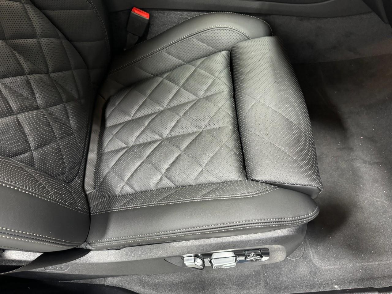 BMW X7 Vehicle Full-screen Gallery Image 21