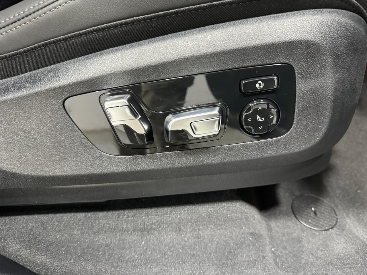 BMW X7 Vehicle Full-screen Gallery Image 22