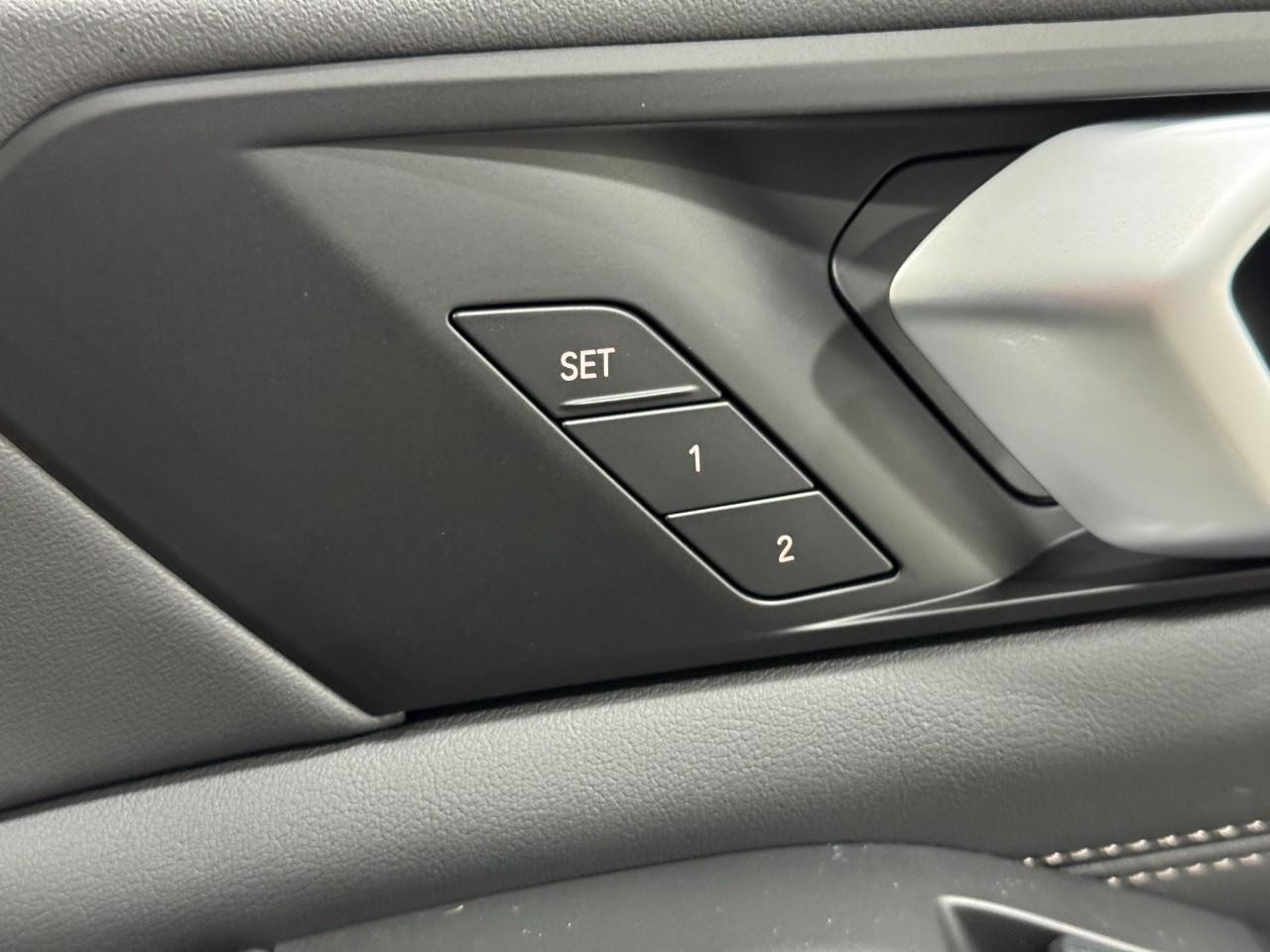 BMW X7 Vehicle Full-screen Gallery Image 23