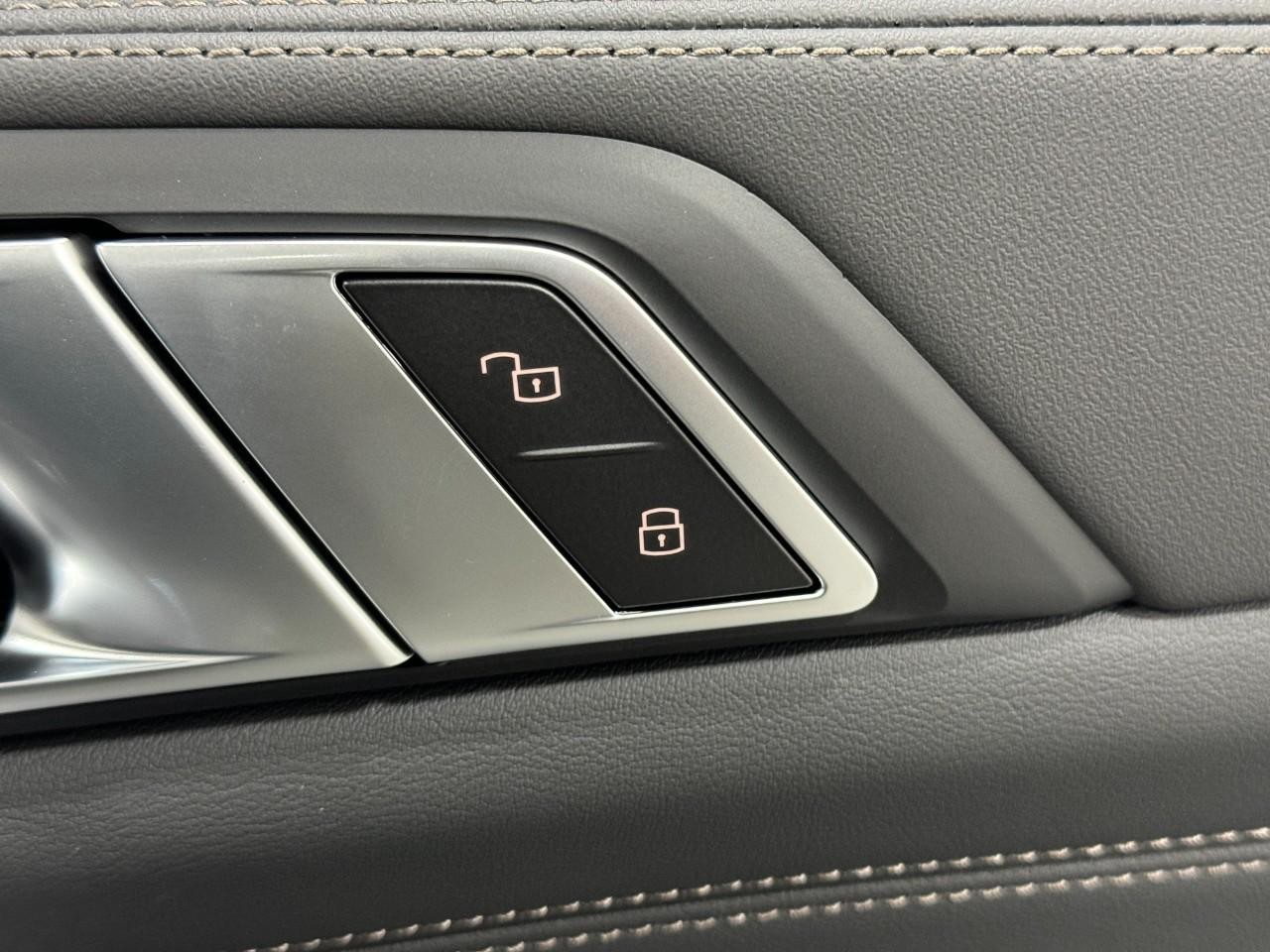 BMW X7 Vehicle Full-screen Gallery Image 24