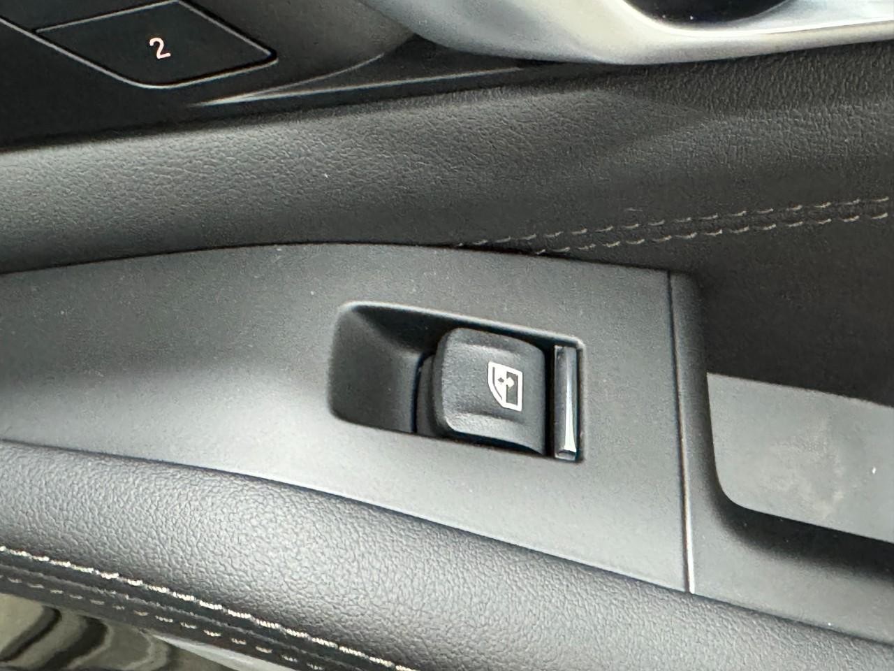 BMW X7 Vehicle Full-screen Gallery Image 25