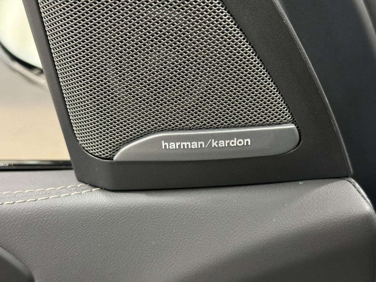 BMW X7 Vehicle Full-screen Gallery Image 26