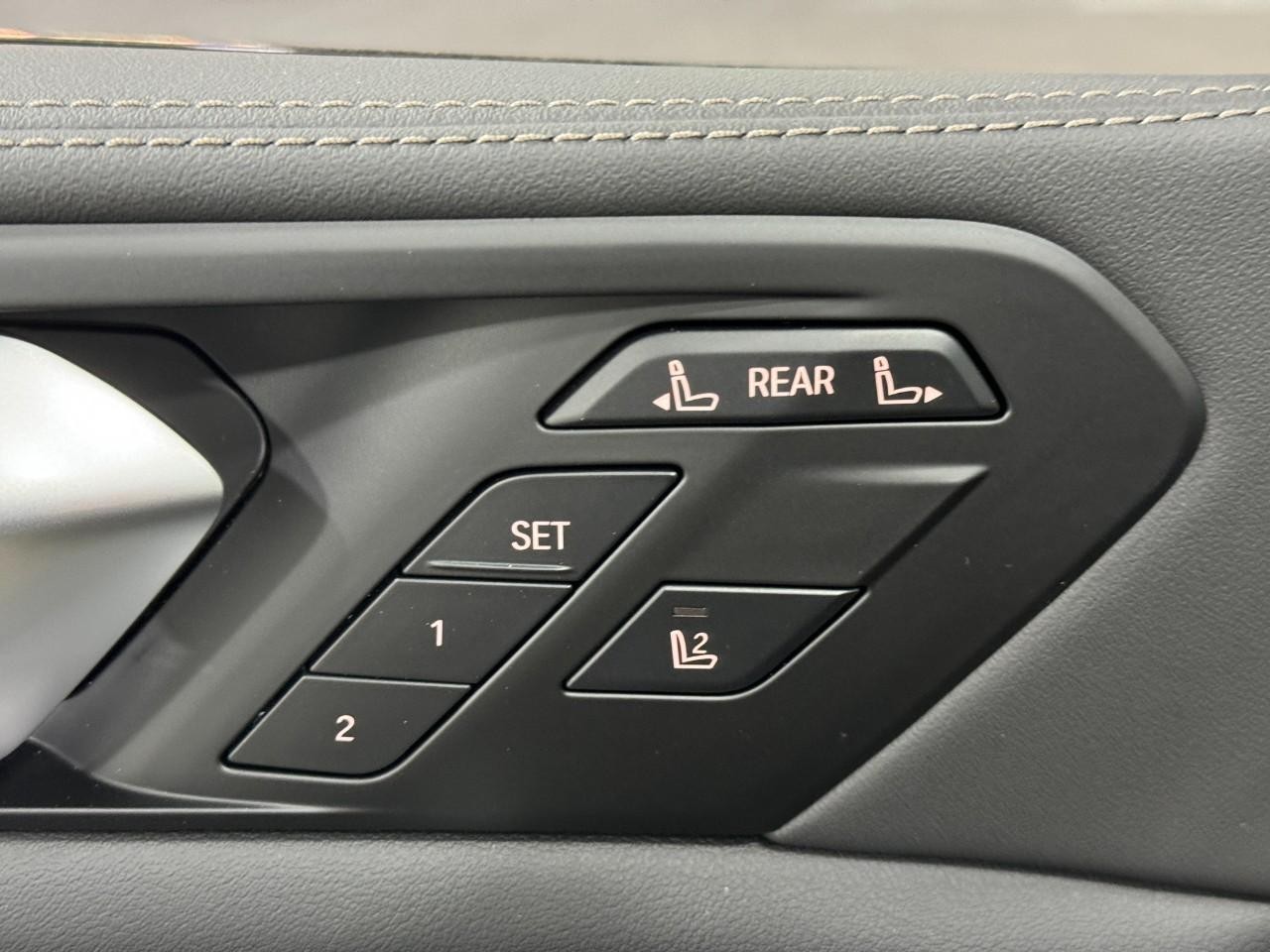 BMW X7 Vehicle Full-screen Gallery Image 27