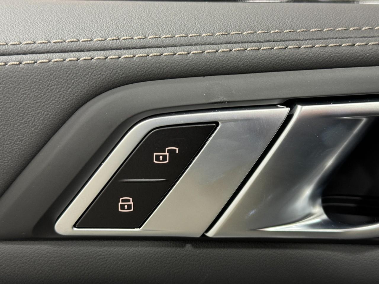 BMW X7 Vehicle Full-screen Gallery Image 28