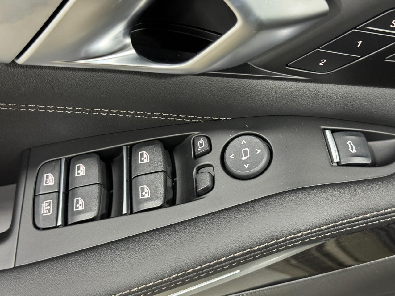 BMW X7 Vehicle Full-screen Gallery Image 29