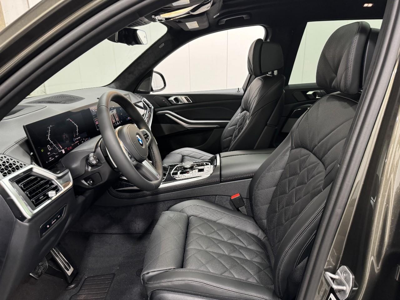 BMW X7 Vehicle Full-screen Gallery Image 30