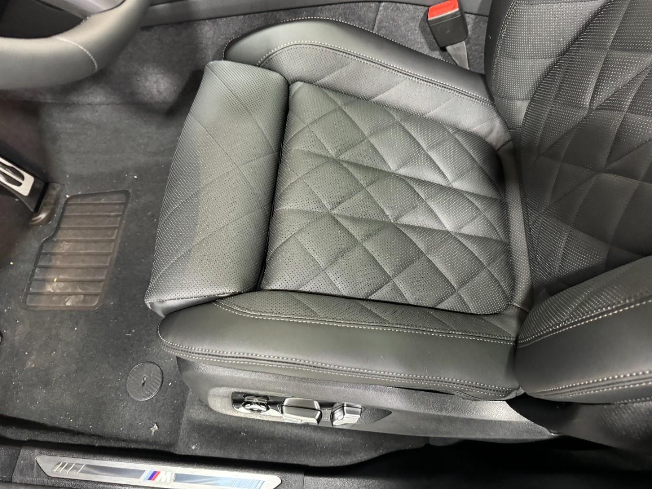 BMW X7 Vehicle Full-screen Gallery Image 31