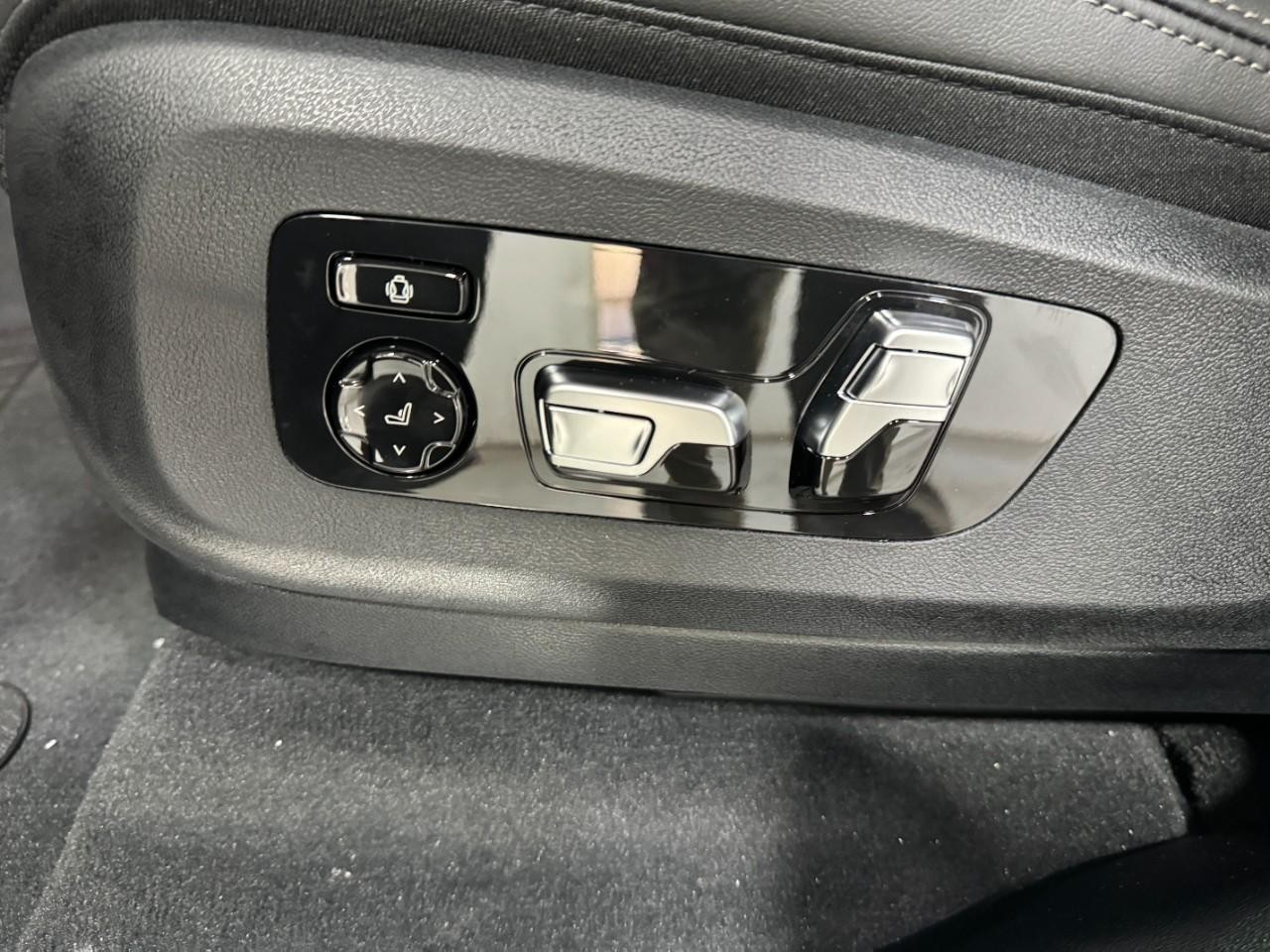 BMW X7 Vehicle Full-screen Gallery Image 32